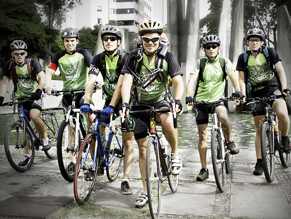 Equipe profissional da EcoBike Courier: "um mundo melhor a cada entrega". Clique para conhecer