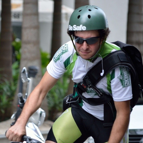 Bikeboy da Ecolivery Courrieros, de São Paulo: alternativa rápida e ecológica. Clique para conhecer.