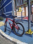 Bicicleta presa em poste de sinalização. Foto: Luddista