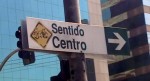 Não, essa não é a sinalização de uma Ciclorrota. É só uma brincadeira que alguém fez com uma placa que sinaliza o sentido dos ônibus no corredor da Av. Sto. Amaro. Foto: Willian Cruz/Vá de Bike