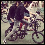 Homens e mulheres podem aprender a pedalar! Foto: Marina Grando