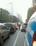 Sorrindo no congestionamento, lá vai a ciclista, passando os carros estacionados em plena Paulista. Foto: Vá de Bike