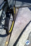 Nessa esquina da V. Mariana, onde o ciclista tem de virar à direita, o risco do pneu entrar no vão é enorme. E, se encaixar ali, é chão na certa. Foto: Vá de Bike