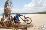 Em uma praia enorme e deserta, durante a cicloviagem de Maragogi a Maceió, em Alagoas. Uma viagem que prometo ainda contar para vocês. A blocagem do selim quebrou lá no meio dessa praia e tive que improvisar, faltavam uns 70km.