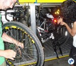 As empresas de ônibus na rodoviária de Santos estão habituadas a transportar bicicletas e não criam caso com isso. Mas leve elásticos com ganchos (conhecidos como "aranhas") para que a bike não fique pulando dentro do bagageiro ao longo do caminho.
