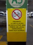 O Extra Jaguaré, em São Paulo, não quer atender essa gente que anda de bicicleta na cidade. Foto: Fabio Fau