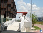 Novo acesso, na estação Santo Amaro, já foi inaugurado. Perceba que há alguns postes de iluminação nesse local, ao lado da ciclovia.