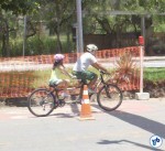 Pai e filha circulando de tandem na Ciclofaixa de Lazer de São Paulo.