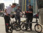 Desmontando as bicicletas para embarcar na estação Faria Lima, da linha amarela do Metrô de São Paulo. Imagem: Renata Falzoni