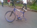 A bicicleta foi atingida por trás. Foto: Felipe Aragonez