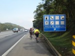 Em estradas sem ciclovia, ciclistas tem direito de usar o acostamento, previsto no Código de Trânsito. Foto: Vá de Bike
