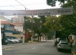 Faixa na R. Inhambu, no bairro de Moema, em São Paulo. Foto: Sergio Leis, via Facebook