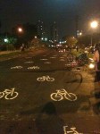 Em abril de 2012, após a morte do ciclista Lauro Neri na aveinda Eliseu de Almeida, cidadãos pintaram bicicletinhas no asfalto em protesto. A ciclovia, que deveria estar pronta há anos, teria salvo sua vida. Foto: Aline Cavalcante