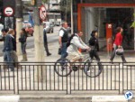 ciclista na calçada ciclista na calçada