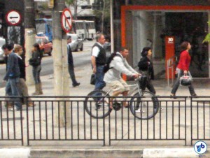 Muitos ciclistas usam a calçada, por serem ameaçados pelos motoristas quando tentam usar a via. Foto: Willian Cruz