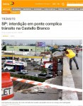 Desabamento da passagem de pedestres na Ponte dos Remédios. Pelo título da matéria, parece até que o problema foi só o congestionamento. Imagem: Reprodução
