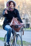 O frio da capital chilena não desanima quem escolhe a bicicleta para se deslocar. Mulheres já são responsáveis por mais de 30% dos deslocamentos em Santiago. Foto: Claudio Olivares Medina, via Flickr