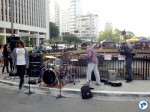Em um lado da Praça do Ciclista, uma banda tocava rock pesado. Do outro, uma tenda espalhava som eletrônico e hip hop pelo ar, com direito até a batalha de MCs.