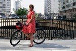 Verônica Mambrini com sua bicicleta urbana que também faz viagens. Foto: Pedalinas
