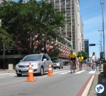 Ciclofaixa de Lazer na Avenida Paulista, em São Paulo. Ao fundo, é possível ver parte da decoração de Natal do Conjunto Nacional.