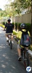 pai e filho de bicicleta na rua