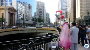 Mariana e Carlos celebraram seu amor pedalando na avenida mais famosa de São Paulo. Foto: Willian Cruz