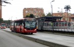 O sistema rápido de ônibus Transmilênio é uma das iniciativas para diminuir a dependência do automóvel na capital colombiana. Foto: mariordo59, via Flickr