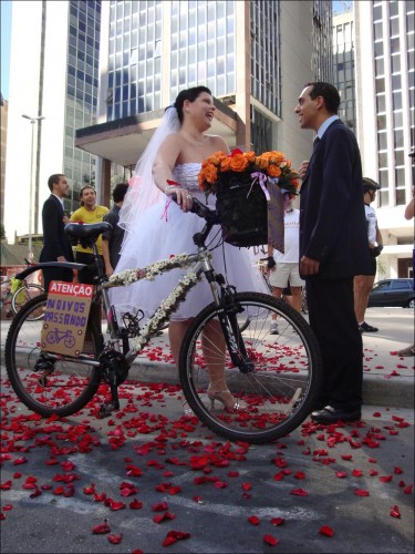 Cada vez mais gente tem optado por casar de bicicleta, juntando padrinhos, parentes e convidados à pedalada. Na foto, o casamento de Willian e Priscila, em São Paulo. Foto: Thiago Benicchio