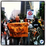 "Na contramão está o país, não David Santos", diz o cartaz, em referência a afirmações de que o fato do ciclista não estar no sentido correto, ainda que dentro da área separada por cones, teria influído no atropelamento. Foto: Rachel Schein
