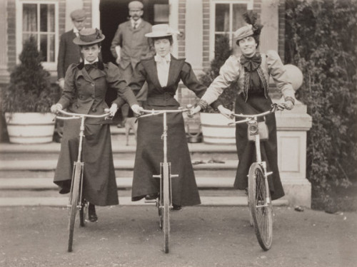 Três mulheres habilidosas (e dois homens inconformados), por volta do ano de 1900.