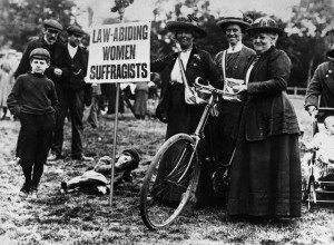 Mulheres defendendo o direito ao voto em Londres, no início do século XX
