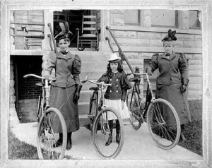 mulheres e bicicletas - foto antiga