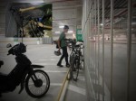 Shopping Metrô Tucuruvi foi inaugurado com mais de 1900 vagas de estacionamento para automóveis e motocicletas, mas nenhuma para bicicletas, desrespeitando três Leis municipais. No destaque, as bicicletas dentro do elevador de carga. Foto: Anna Augusto