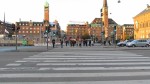 O tempo de espera para que o sinal dos pedestres abra nessa avenida em Copenhagen é de apenas 40 segundos. Há então 30 segundos para a travessia. Imagem: Cidades para Pessoas/Reprodução