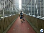 Trabalhador cruza a passarela de acesso na Vila Olímpia, indo para o trabalho no início da manhã. Mas a volta pela ciclovia nem sempre é possível.