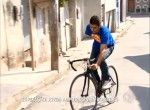 Aos poucos, David retoma as atividades das quais sempre gostou - entre elas, andar de bicicleta. Imagem: Record/Reprodução