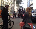 Dois dos "personagens" da campanha, ciclistas com roupa social mostram que a bicicleta também é usada para ir ao trabalho. Foto: Silvia Ballan