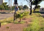 Em péssimo estado de manutenção, ciclovias atuais não seguem nenhum padrão ou norma, muitas vezes fugindo até mesmo ao bom senso. Imagem: TV Verdes Mares/Reprodução