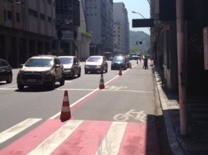 Segundo Código de Trânsito Brasileiro, estacionar o carro em ciclovia ou ciclofaixa é infração grave; já circular com o automóvel por esses locais é infração gravíssima. Foto: Reprodução/Niterói de Bicicleta