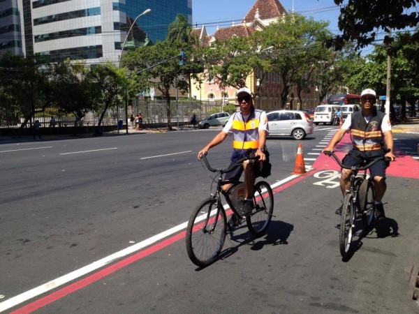 Agentes da Nittrans passaram a trabalhar utilizando bicicleta como parte da política de mobilidade por bicicleta da cidade. Foto: Reprodução/Niterói de Bicicleta