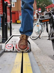 Elevador para ciclista percorre 1,5m por segundo e não requer habilidades especiais para ser utilizado. Foto: Divulgação
