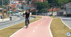 Ciclista pedala na ciclovia da Av. Eliseu de Almeida. Foto: Willian Cruz