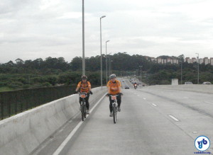 Ciclistas na Ponte Vitorino Goulart da Silva, uma das que receberão ciclovia já na primeira etapa. Foto: Willian Cruz