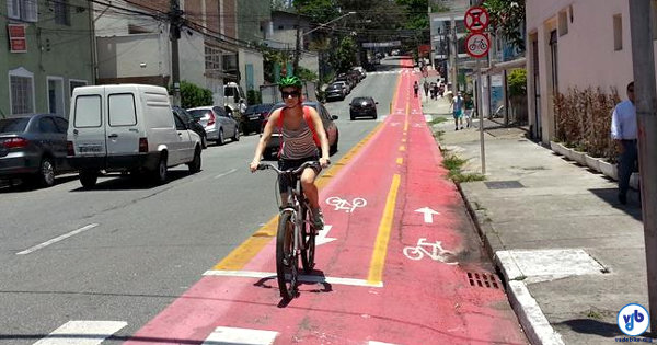 Ciclista na ciclovia da R. 1º de janeiro, na Vila Mariana, em São Paulo.