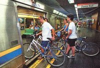 Ciclistas embarcando em vagão do metrô do Rio de Janeiro