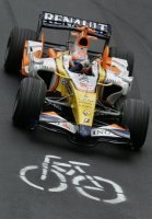 F1 passa sobre a ciclofaixa pintada pelo poder público