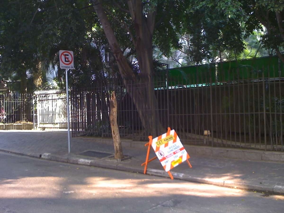 Como lidar com vizinhos escrotos que colocam o carro na frente da porta de  casa, na frente da garagem, na minha calçada, e quando vou pedir com  educação para retirar o carro