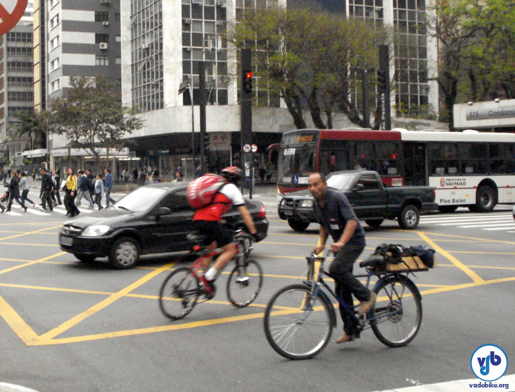 Ciclista cai em avenida e por um triz não vai parar debaixo de