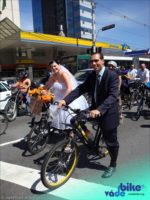 Em vez de jogar buquê, noiva sorteia bicicleta para celebrar casamento -  Fotos - R7 Cidades