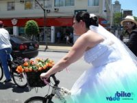 Em vez de jogar buquê, noiva sorteia bicicleta para celebrar casamento -  Fotos - R7 Cidades